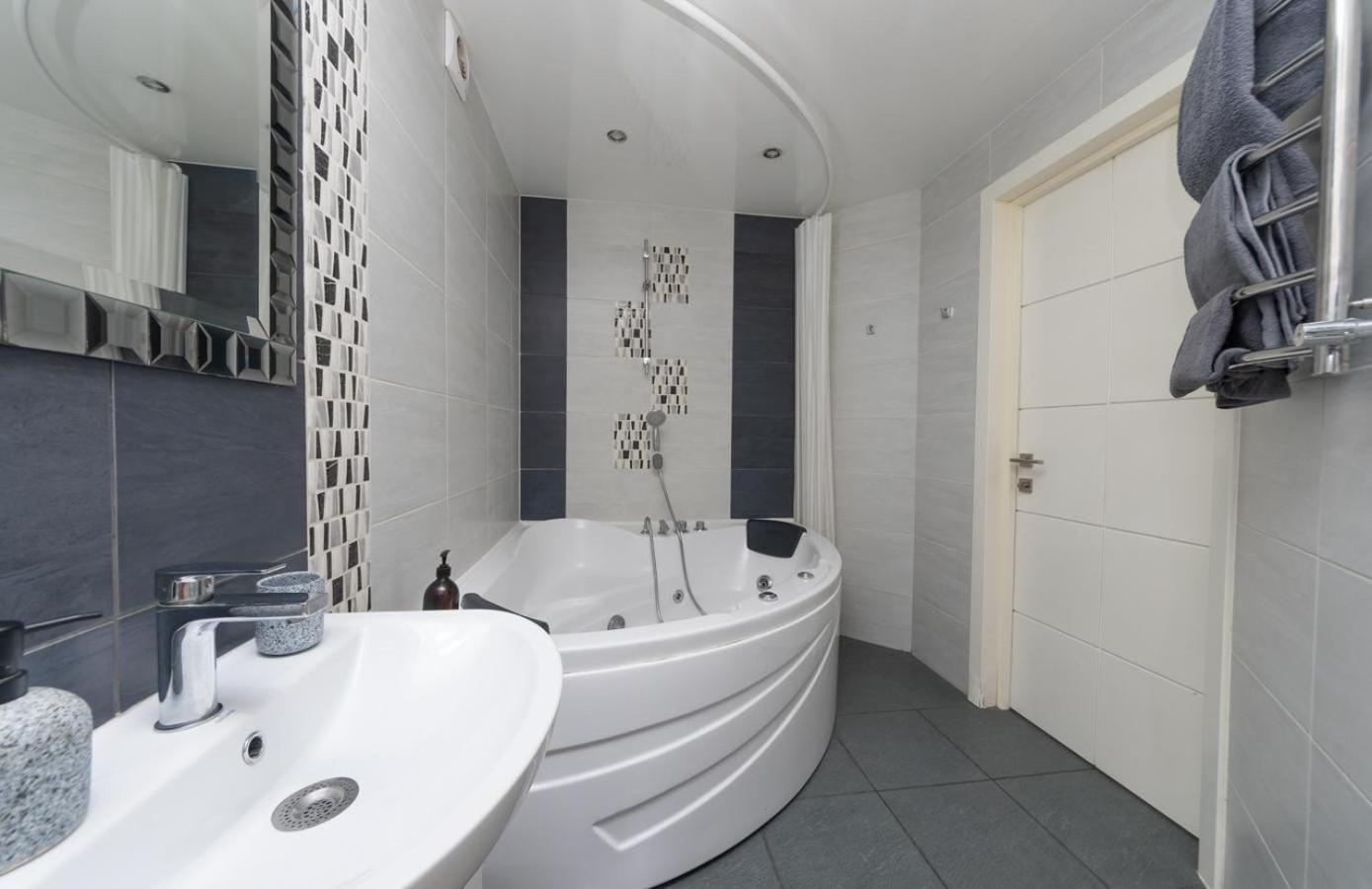 Flat24 On Lesi Ukrainki 3 Apartment Kiev Luaran gambar